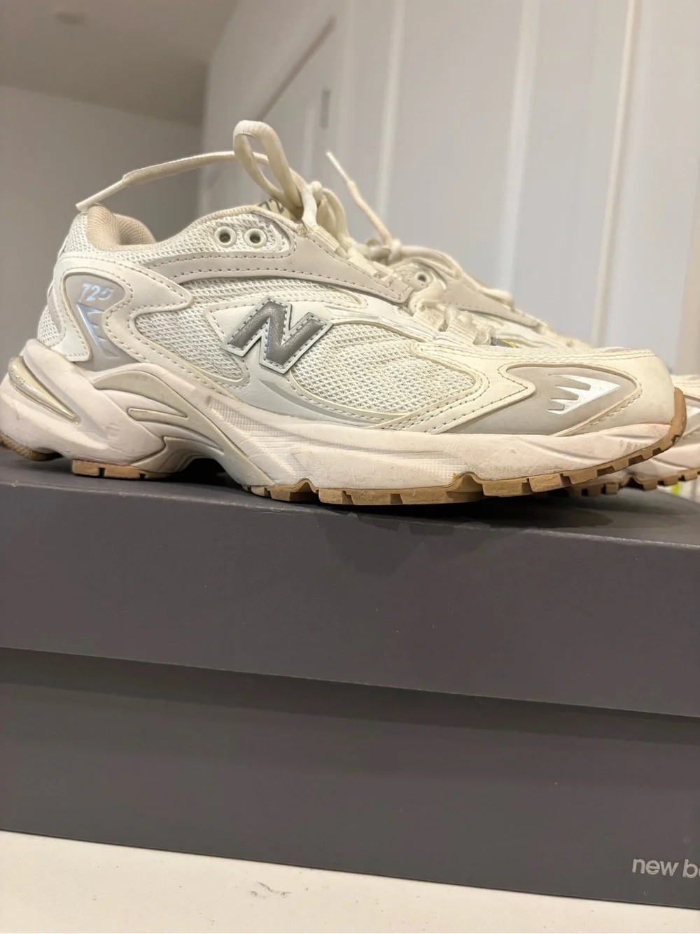 New Balance Women’s Cream/White 725 Classic Running Sneakers